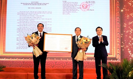Bộ trưởng Bộ Xây dựng Nguyễn Thanh Nghị trao Quyết định của Thủ tướng Chính phủ cho đại diện lãnh đạo UBND TP Hà Tiên. Ảnh: Nguyên Anh