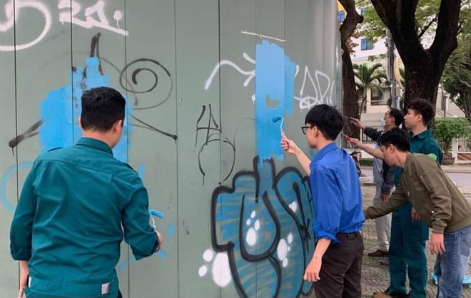 Đoàn thanh niên quận Hải Châu ra quân xóa bỏ các hình vẽ bậy ở nơi công cộng. Ảnh: Thanh Phong