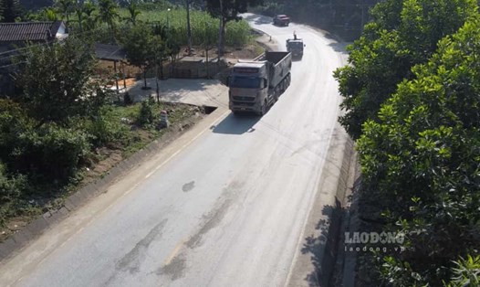 Giới hạn tốc độ 50km/h trên đoạn đường Quốc lộ 2 sau vụ tai nạn nghiêm trọng làm 6 người chết ở Tuyên Quang. Ảnh: Việt Bắc