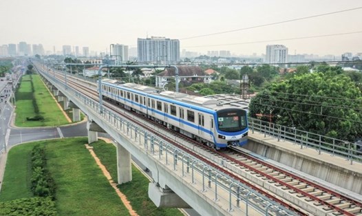 Tuyến Metro số 1 ở TPHCM lùi khai thác thương mại đến quý IV/2024. Ảnh: Anh Tú