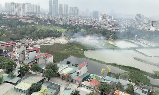Đốt rác gây ô nhiễm môi trường tại phường Xuân Đỉnh. Ảnh: Minh Hạnh 