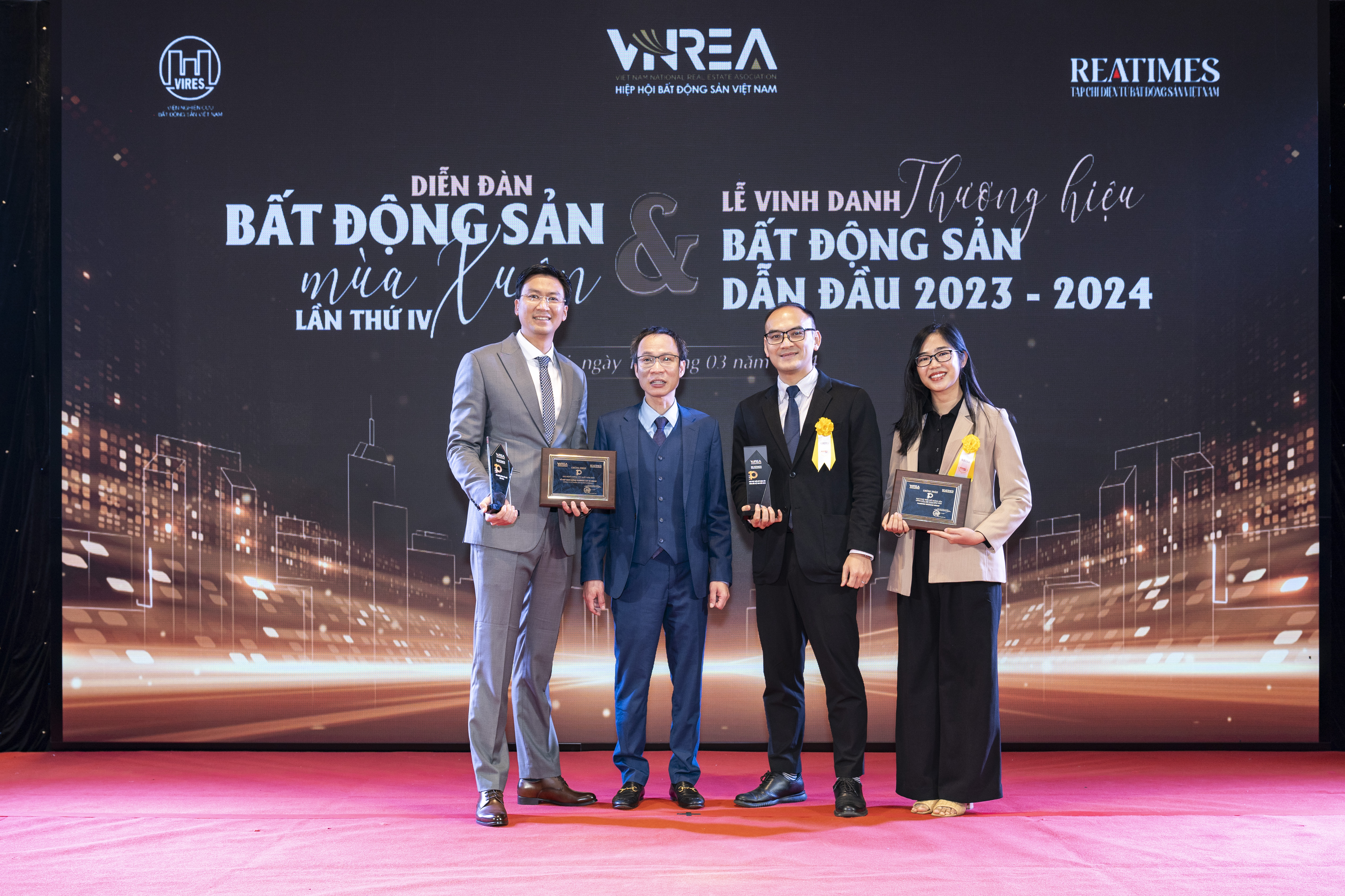 Các nhân sự đại diện Flamingo Holdings trên sân khấu Lễ Vinh danh thương hiệu Bất động sản dẫn đầu 2023 – 2024. Ảnh: Flamingo
