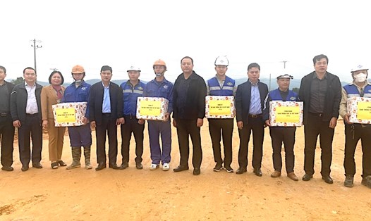 Đoàn công tác của Đảng ủy Bộ Giao thông Vận tải và Công đoàn Giao thông vận tải Việt Nam trao quà cho công nhân. Ảnh: Văn Quyết