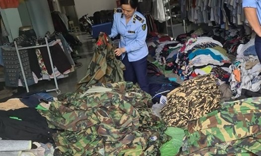 Cục Quản lý thị trường Kon Tum tiêu hủy nhiều bộ áo quần rằn ri nhập lậu. Ảnh: Cục QLTT Kon Tum