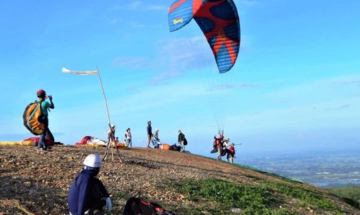 Giải Dù lượn năm nay quy tụ khoảng 120 phi công trong và ngoài nước.