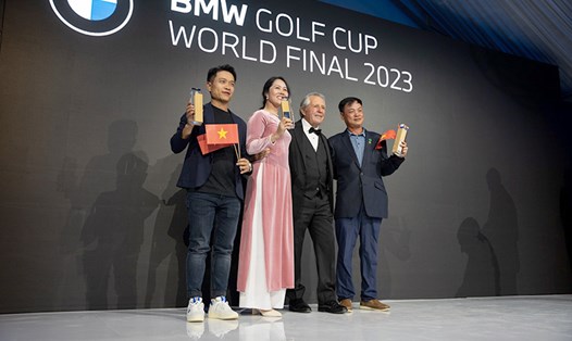 Đoàn Golfer Việt Nam nhận giải Á quân từ Gary Player. Ảnh: Thaco Auto