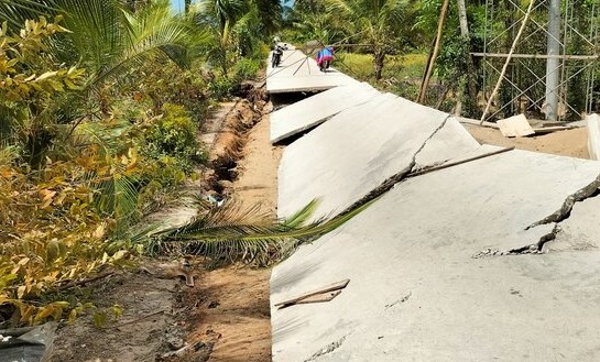 Khô hạn, sạt lở đất khiến nhiều tuyến đường giao thông sụt lún, chia cắt. Ảnh: Nhật Hồ