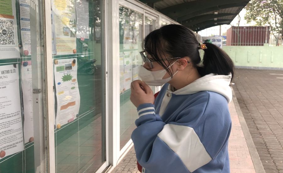 Người lao động xem thông tin tuyển dụng ở gần Khu công nghiệp Thăng Long, Đông Anh, Hà Nội. Ảnh: Phương Hân