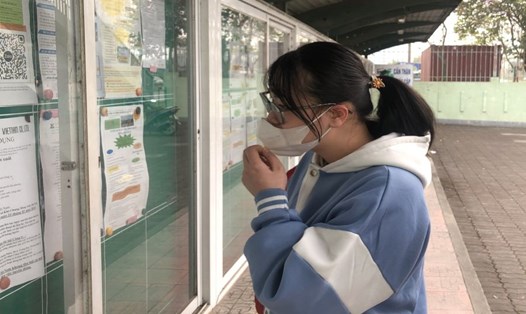 Người lao động xem thông tin tuyển dụng ở gần Khu công nghiệp Thăng Long, Đông Anh, Hà Nội. Ảnh: Phương Hân
