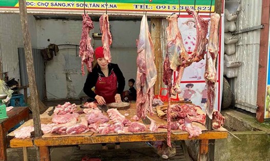 Ki ốt bán thịt bò của bà Trần Thị Bé Hoàng tại chợ Sáng, xã Kỳ Sơn (huyện Tân Kỳ, Nghệ An). Ảnh: Quang Đại