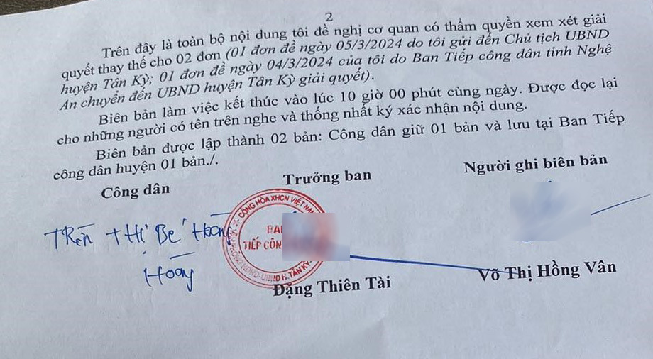 Biên bản làm việc giữa Ban Tiếp công dân huyện Tân Kỳ và bà Trần Thị Bé Hoàng. Ảnh: Quang Đại