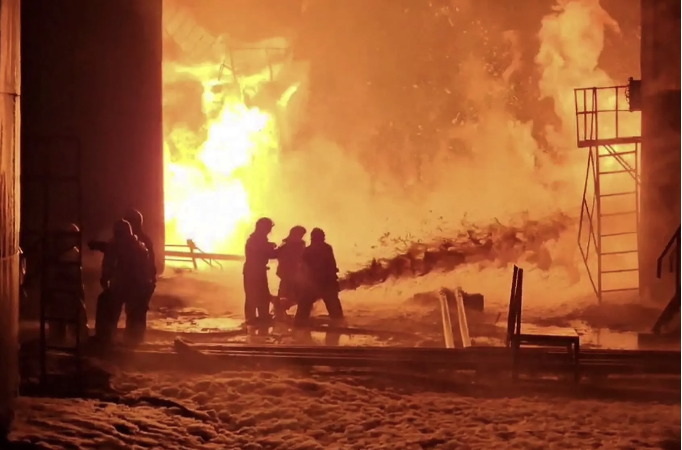 Kho dầu của Nga ở Kursk bị Ukraina tấn công bằng máy bay không người lái. Ảnh: Chính quyền vùng Kursk