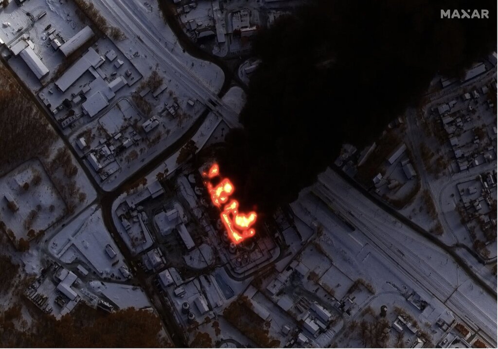 Một nhà máy lọc dầu của Nga ở Klintsy bị tấn công. Ảnh: Maxar Technologies