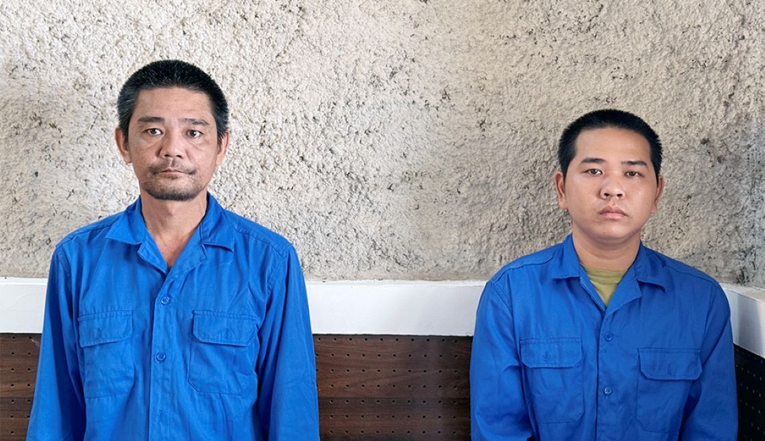 Đối tượng Nguyễn Thế Tường (trái) và Nguyễn Tuấn Thành bị khởi tố, bắt tạm giam vì chém nhau trọng thương. Ảnh: Vũ Tiến