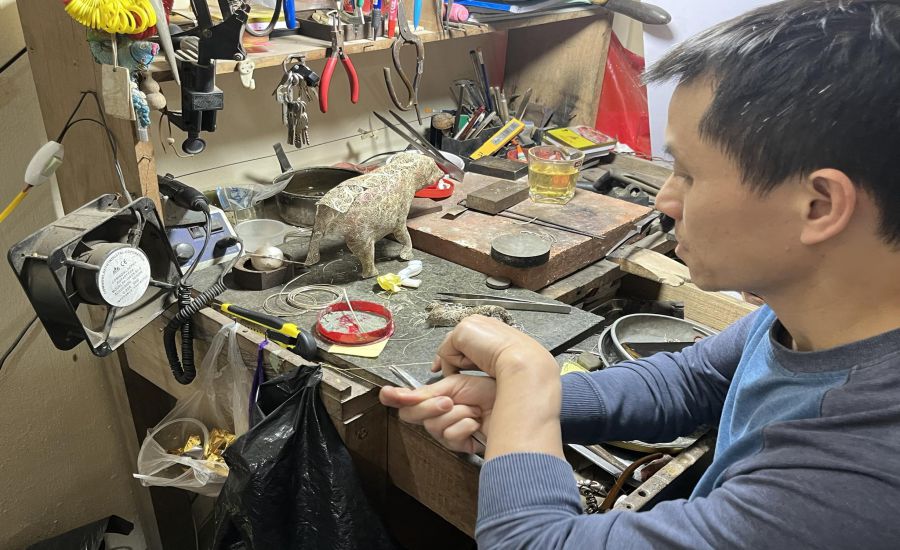 Anh Tuấn Anh - chủ một xưởng chế tác đậu bạc Định Công. 
Ảnh: Minh Thư