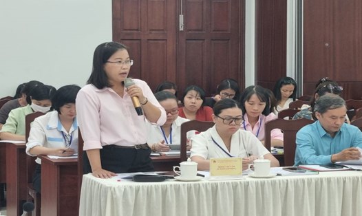 Bà Trần Lê Thanh Trúc - Trưởng phòng Việc làm, An toàn lao động, Sở LĐTBXH TPHCM (người đứng) - trả lởi các câu hỏi liên quan đến việc cấp giấy phép cho NLĐ nước ngoài tại Việt Nam. Ảnh: Nam Dương