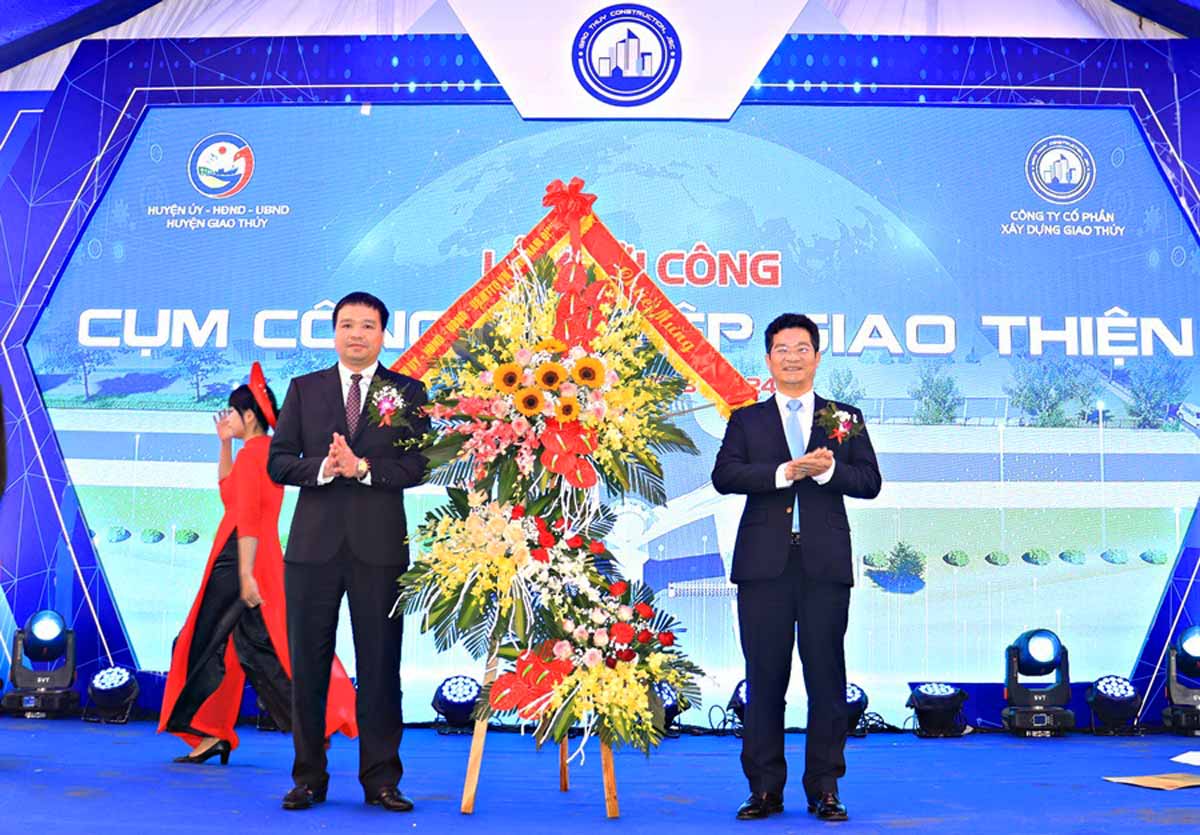 Ông Trần Anh Dũng - Phó Chủ tịch Thường trực UBND tỉnh Nam Định tặng hoa chúc mừng. Ảnh: Cổng TTĐT huyện Giao Thủy