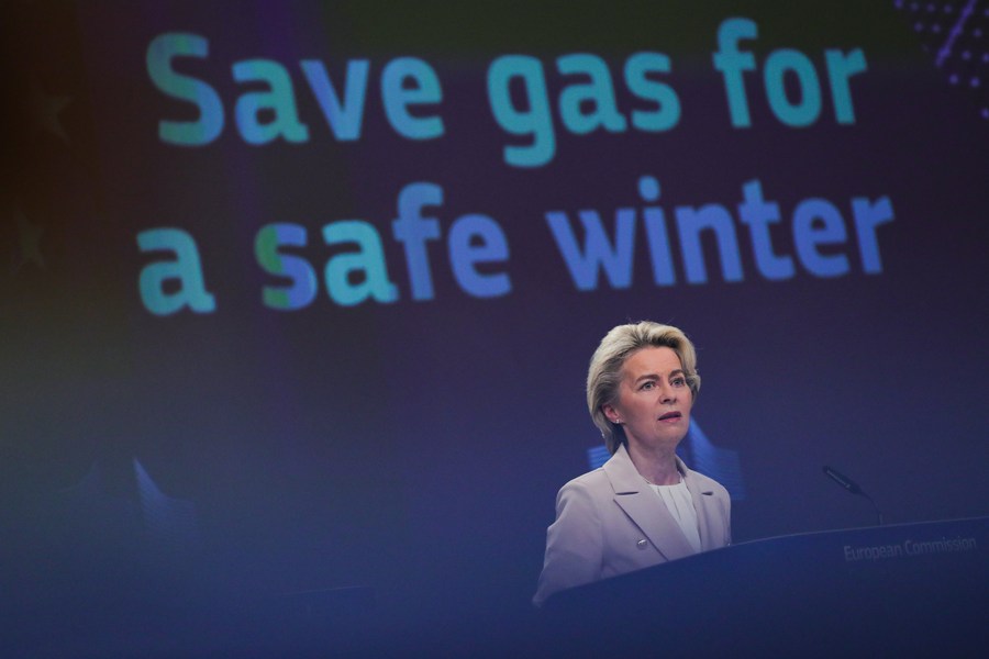 Chủ tịch Ủy ban Châu Âu Ursula von der Leyen phát biểu trong cuộc họp báo ở Brussels, Bỉ, ngày 20.7.2022 về việc “tiết kiệm khí đốt vì một mùa đông an toàn“. Ảnh: Xinhua