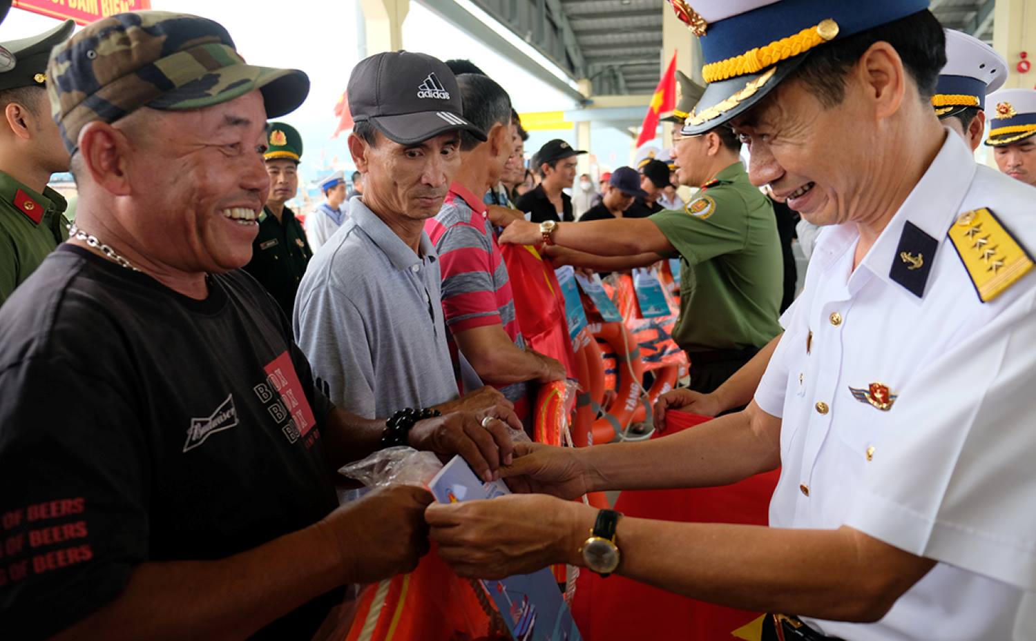 Vùng 3 Hải quân tặng quà cho bà con ngư dân ở Âu thuyền Thọ Quang. Ảnh: Thanh Long
