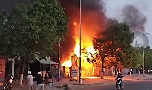 Thời điểm lửa bốc cháy tại kho tạm giữ xe máy vi phạm hành chính của Công an huyện Tánh Linh, Bình Thuận. Ảnh: Pham Duy