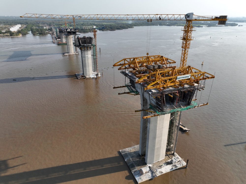 Thi công đường Vành đai 3 - TPHCM. Ảnh: Anh Tú