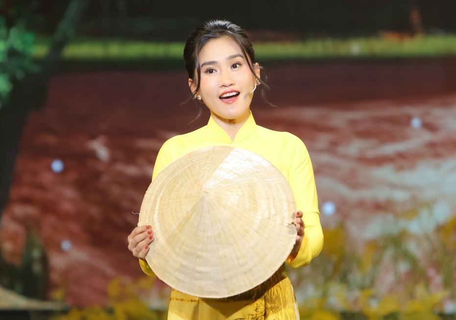 NSƯT Vũ Thành Vinh thẳng thắn nhận xét phần thi của Yên Nhiên. Ảnh: Khang
