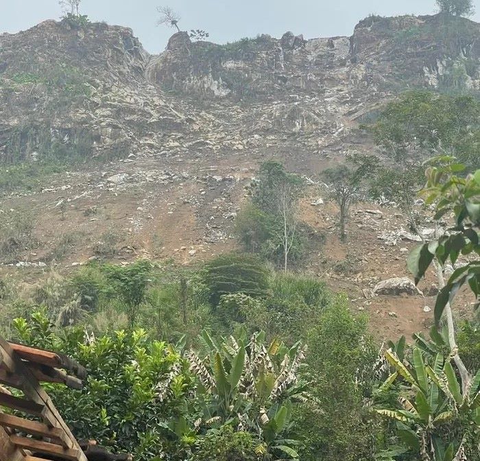 Nhiều lo ngại khi hoạt động nổ mìn khai thác đá tại mỏ Thạnh Mỹ đe dọa nghiêm trọng sự an toàn của người dân lân cận. Ảnh: UBND huyện Nam Giang. 