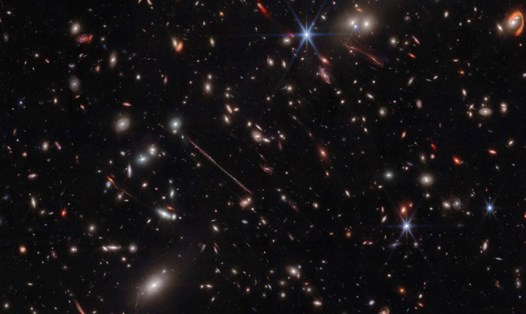 Những thông tin từ James Webb và Hubble đã xác nhận một trong những câu hỏi hóc búa nhất trong lĩnh vực vật lý học - sự giãn nở của vũ trụ có tốc độ khác nhau tùy thuộc vào vị trí quan sát. Ảnh: NASA