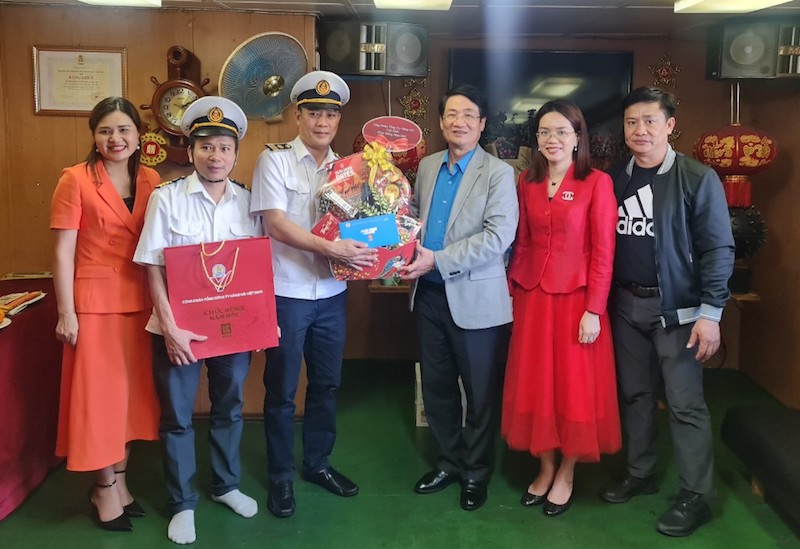 ông Lê Phan Linh - Chủ tịch Công đoàn Tổng Công ty Hàng hải Việt Nam (thứ 3 từ phải sang) tặng quà sỹ quan, thuyền viên. Ảnh: CĐHH