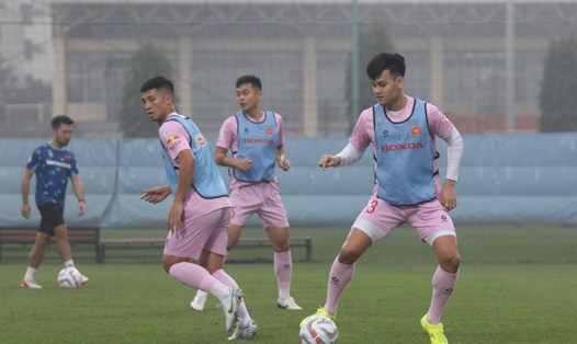 Tuyển Việt Nam vẫn chia thành 2 nhóm, tập cùng U23 Việt Nam. Ảnh: VFF