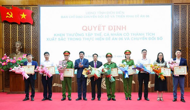  UBND tỉnh Điện Biên tặng Bằng khen cho các tập thể, cá nhân có thành tích xuất sắc trong thực hiện chuyển đổi số và Đề án 06. Ảnh: Hạ Trang