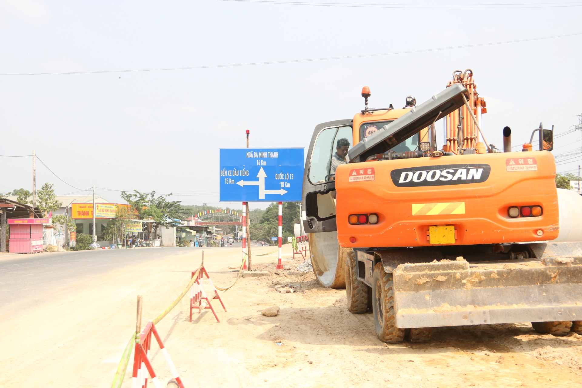 UBND tỉnh Bình Dương cho biết, mới đây nhất, UBND huyện Dầu Tiếng khởi công dự án nâng cấp, mở rộng đường ĐT 749A đoạn qua trung tâm xã Long Hòa.