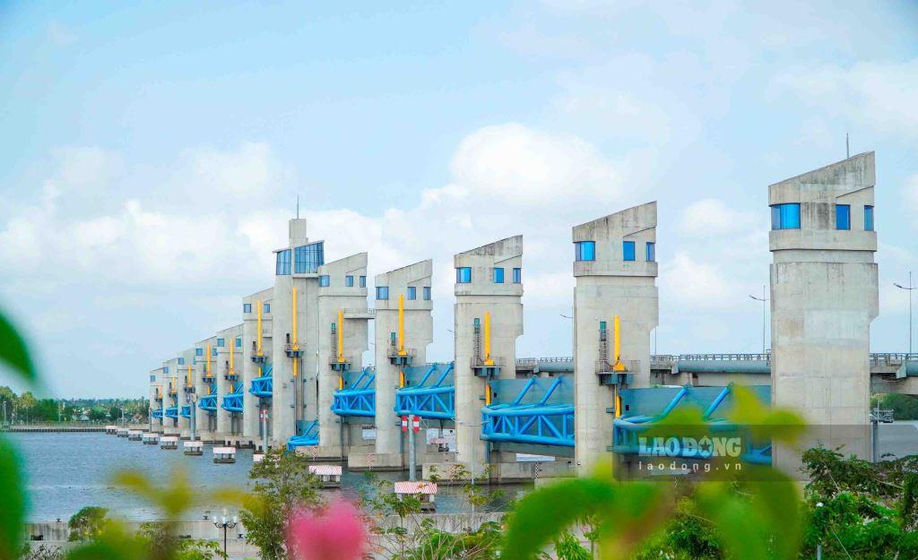 Dự án thủy lợi Cái Lớn - Cái Bé giai đoạn 1 có tổng vốn đầu tư hơn 3.300 tỉ đồng, trong đó có hai “siêu cống” Cái Lớn, Cái Bé là cống lớn nhất Việt Nam hiện nay.