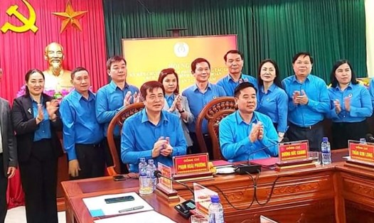 Đại diện lãnh đạo LĐLĐ tỉnh Ninh Bình và Công đoàn ngành GTVT Việt Nam ký kết chương trình phối hợp giai đoạn 2024 - 2028. Ảnh: Nguyễn Trường