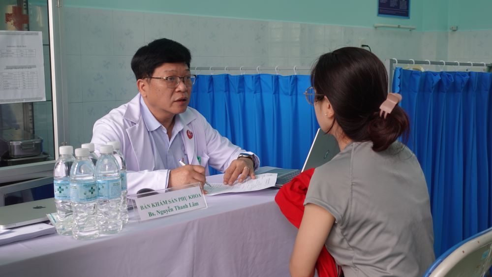 Tổ chức khám sàng lọc miễn phí bệnh phụ khoa cho phụ nữ tỉnh Quảng Nam . Ảnh: Trần Thi