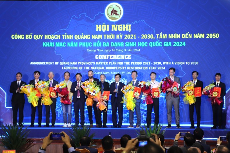 Tại lễ công bố quy hoạch, Quảng Nam đã trao quyết định chủ trương đầu tư/chứng nhận đầu tư cho 16 nhà đầu tư, tổng số vốn gần 20 nghìn tỉ đồng. Ảnh: Hoàng Bin