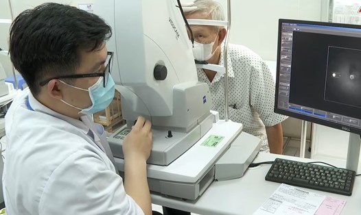 Nhờ công nghệ AI, bác sĩ khám bệnh mắt cho bệnh nhân nhanh hơn. Ảnh: MỸ HẬU 