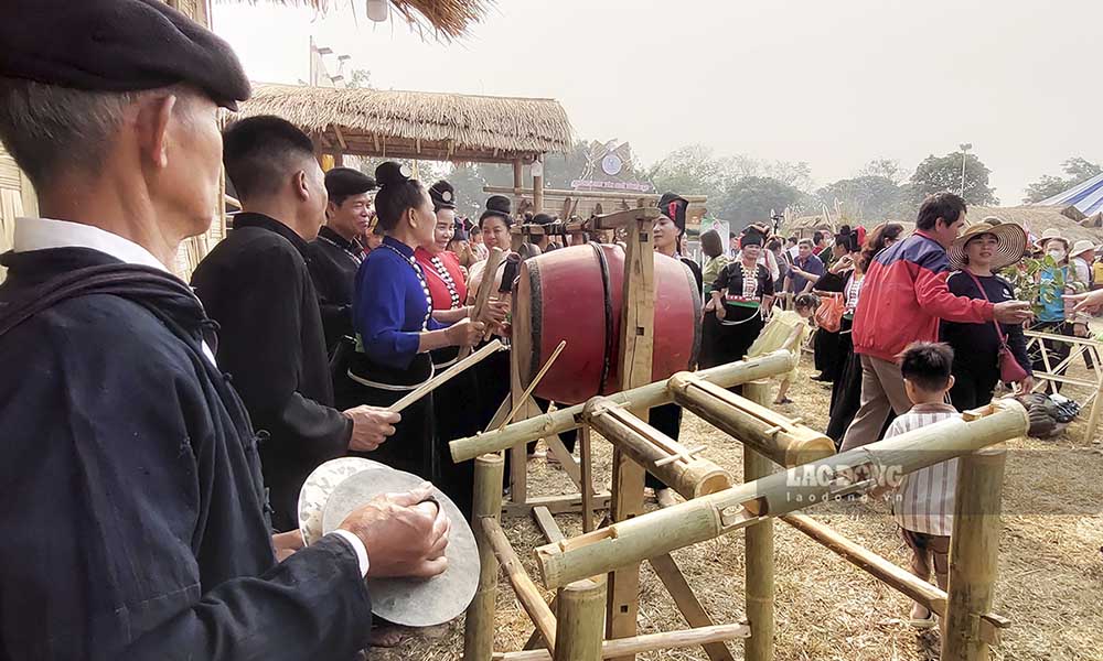 Những màn múa hát mang tính cộng đồng sôi động bên cạnh những âm thanh đậm chất vùng cao được phát ra từ các nhạc cụ truyền thống của đồng bào các dân tộc.