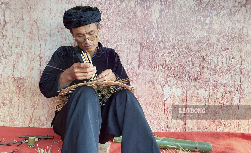 Một nghệ nhân người dân tộc Hà Nhì đang thể hiện các kỹ năng làm một chiếc nón truyền thống. 