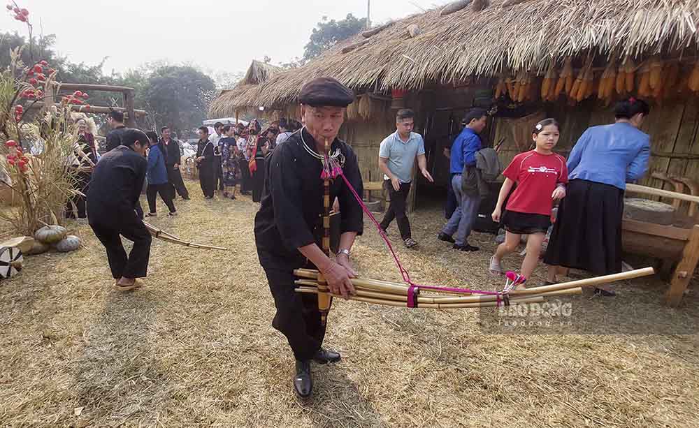 Đến với không gian văn hóa vùng cao Điện Biên du khách cũng được thưởng thức những điệu khèn Mông do các nghệ nhân biểu diễn.
