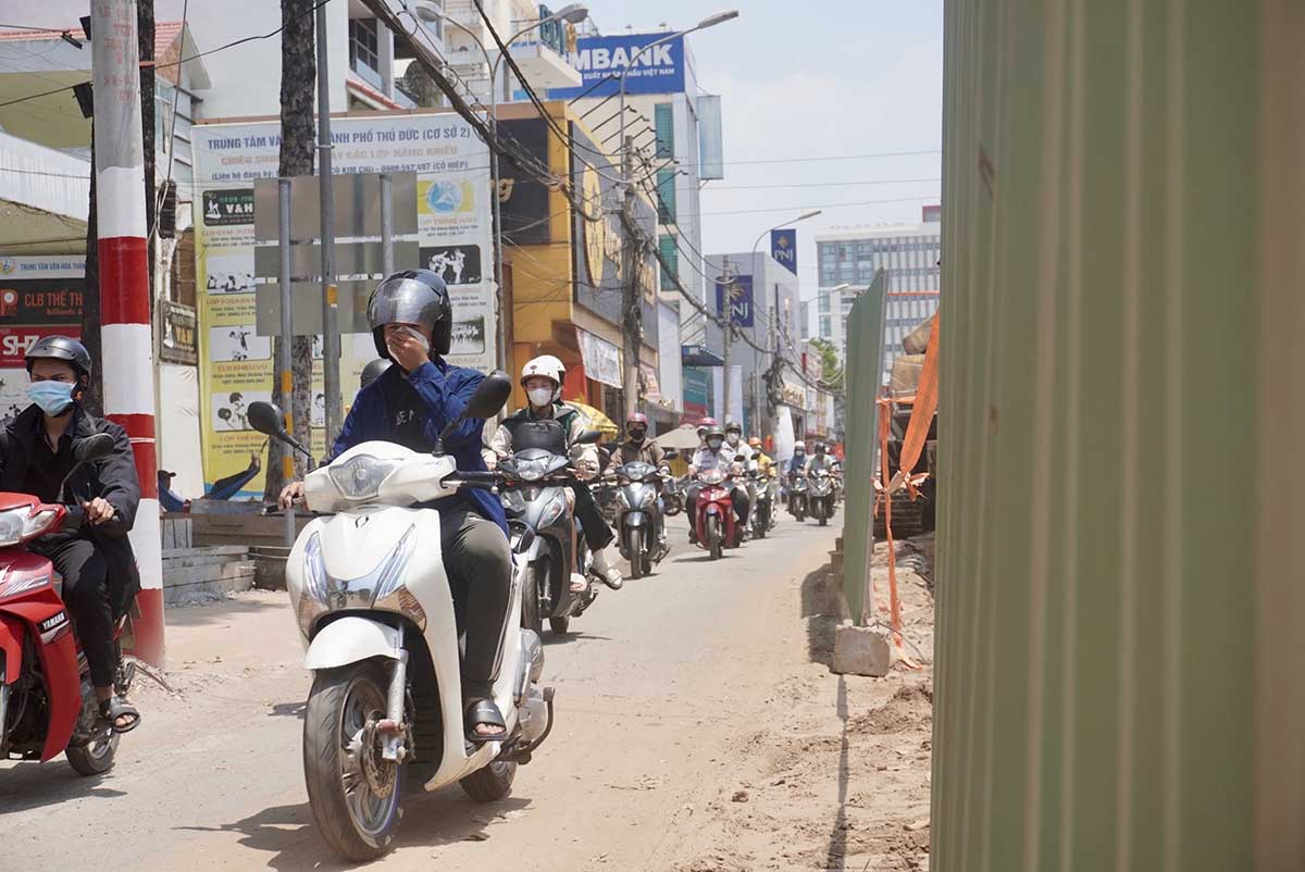 Khói bụi mù mịt cũng là một vấn đề khiến nhiều người dân khó chịu mỗi khi đi qua đoạn đường Võ Văn Ngân.