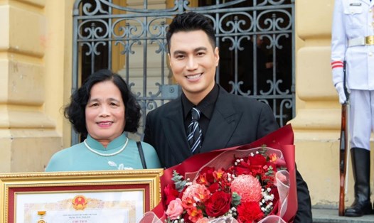 Diễn viên Việt Anh và mẹ. Ảnh: Facebook nhân vật.