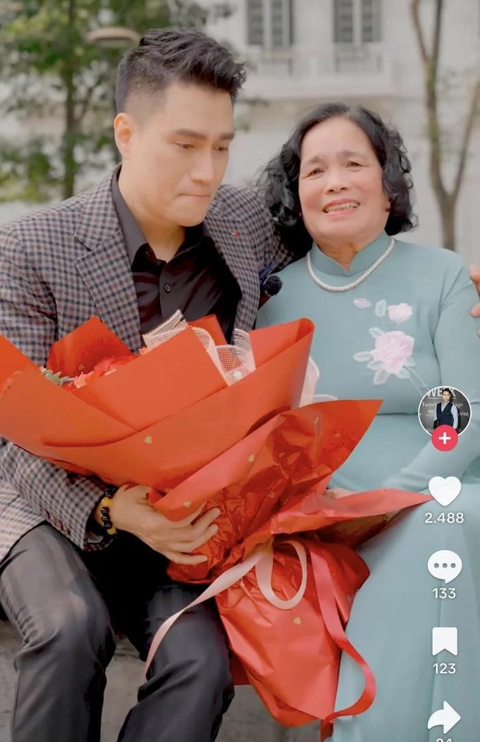 Diễn viên Việt Anh xúc động khi tặng mẹ danh hiệu Nghệ sĩ ưu tú mà anh được trao tặng. Ảnh: Chụp màn hình.