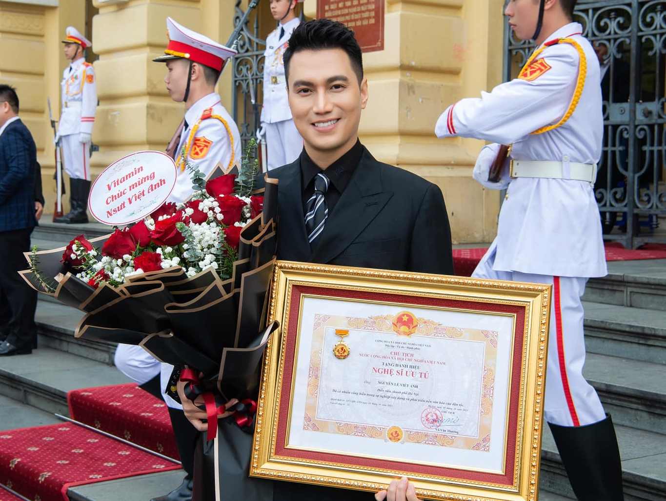 Diễn viên Việt Anh trong ngày đón nhận danh hiệu Nghệ sĩ ưu tú. Ảnh: Facebook nhân vật.