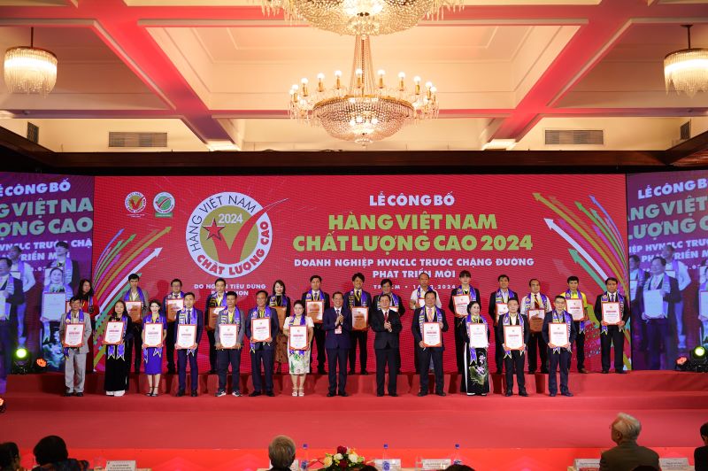 Đại diện các doanh nghiệp nhận Chứng nhận hàng Việt Nam chất lượng cao do người tiêu dùng bình chọn năm 2024. Ảnh: Vedan 
