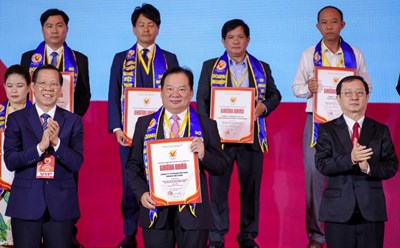 Ông Hwang Fa Jane, đại diện Vedan Việt Nam nhận chứng nhận Hàng Việt Nam chất lượng cao 2024 từ Ban tổ chức. Ảnh: Vedan