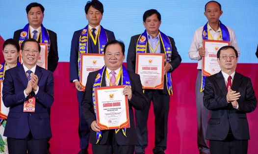 Ông Hwang Fa Jane, đại diện Vedan Việt Nam nhận chứng nhận Hàng Việt Nam chất lượng cao 2024 từ Ban tổ chức. Ảnh: Vedan