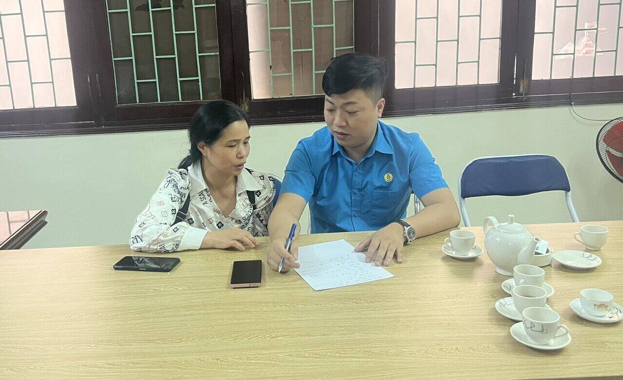 Bà Phương đang chia sẻ về việc bị nợ lương với PV Báo Lao Động. Ảnh: Minh Nguyễn.