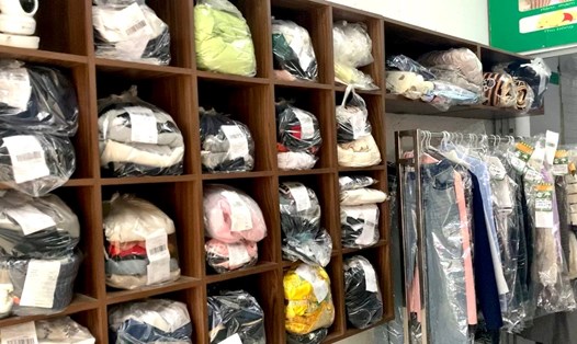 Để cải thiện tình trạng nồm ẩm, nhiều gia đình hiện nay đã lựa chọn dịch vụ giặt sấy quần áo tại tiệm. Ảnh: Minh Dung