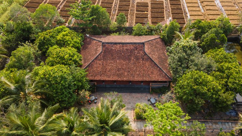 Hai ngôi nhà cổ còn lại cũng được lắp dựng theo phương pháp tương tự, một căn được mua từ nhà cổ ở TP Mỹ Tho (tỉnh Tiền Giang) và một căn được mua từ tỉnh Cà Mau. 